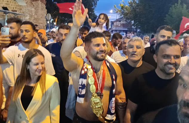 Kırkpınar başpehlivanı Erkan Taş, hamam geleneğini sürdürdü