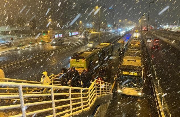 İstanbulda kar yağışı sürüyor; Taksim Meydanı beyaza büründü