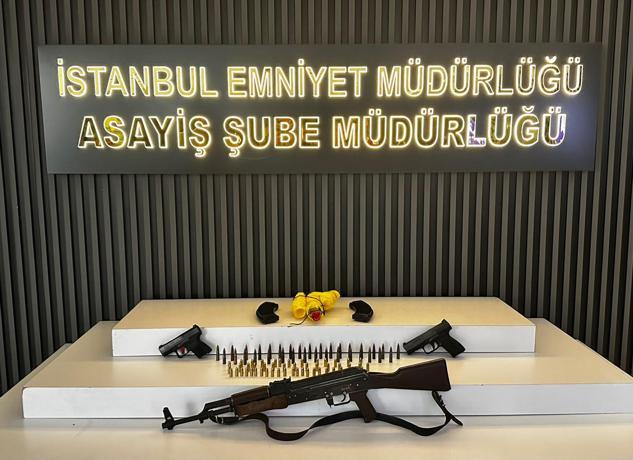 Eyüpsultanda durdurulan motosiklette uzun namlulu silah ve el yapımı bomba ele geçirildi: 3 tutuklama