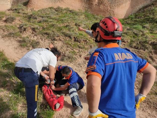 Peribacalarını gezerken çukura düşen Güney Koreli turist yaralandı