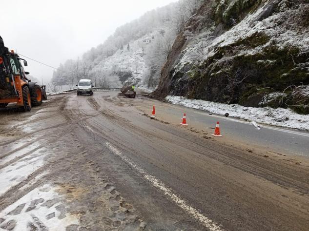 Trabzonda heyelan; kaya parçaları yola düştü