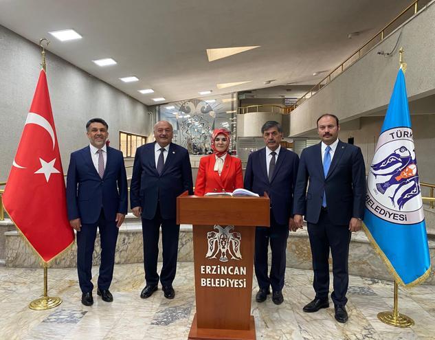 Bakan Göktaş, kadın kooperatifinde hamur açtı