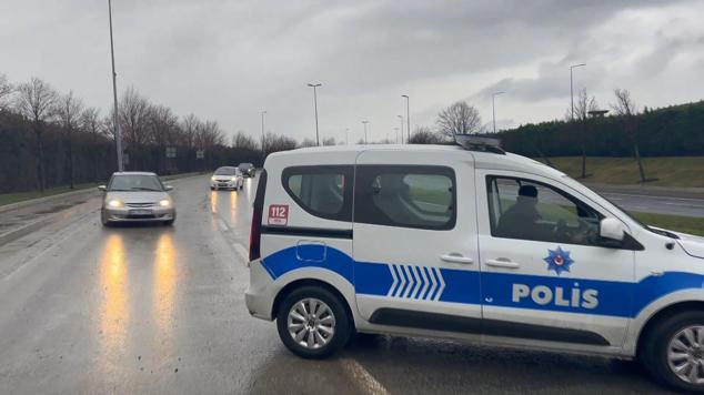 Bakırköyde su borusu patladı; yollar göle döndü
