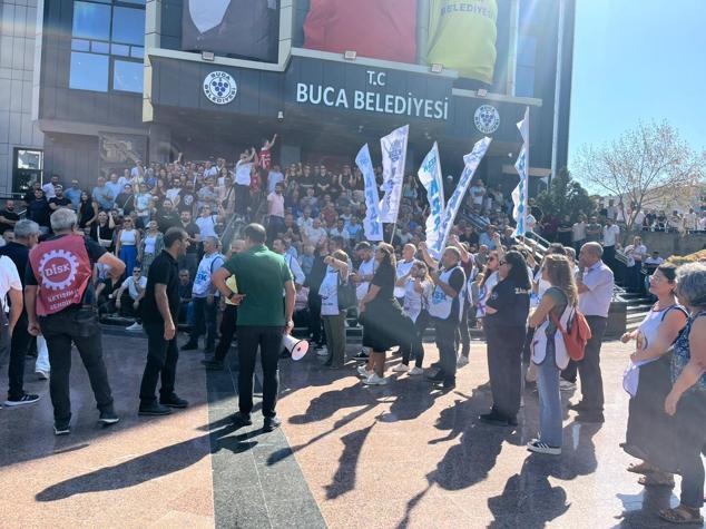 Bucada maaş alamadıkları gerekçesiyle belediye binasını işgal eden işçilerin eylemi sürüyor