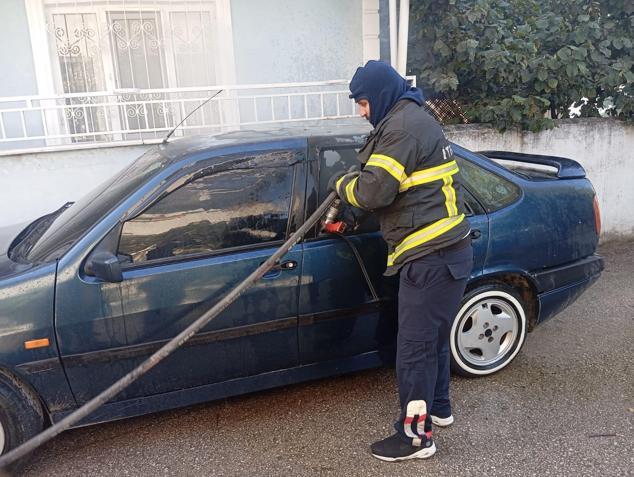 Husumetlisinin otomobilini kundakladı; o anlar kamerada