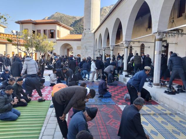 Asrın felaketinde ağır hasar alan Habib-i Neccar Camisinde ilk cuma