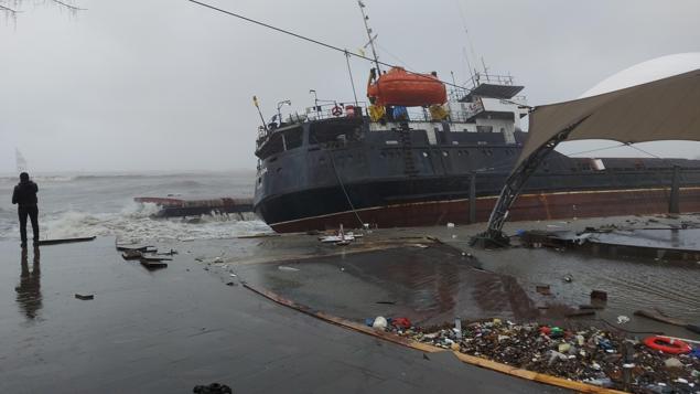 Zonguldakta sağanak ve fırtına; gemi karaya oturdu, cezaevi boşaltılıyor