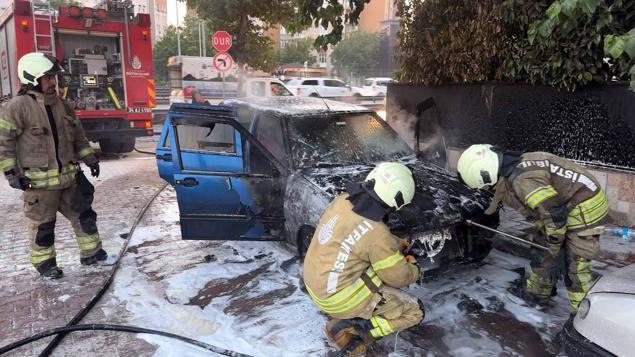 Avcılarda park halindeki otomobil alev alev yandı