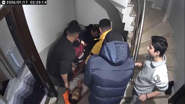 Beyoğlunda bacağından bıçaklanarak ölen Ümitin son görüntüleri ortaya çıktı; ne yapıyorsun sen diyerek bağırdı