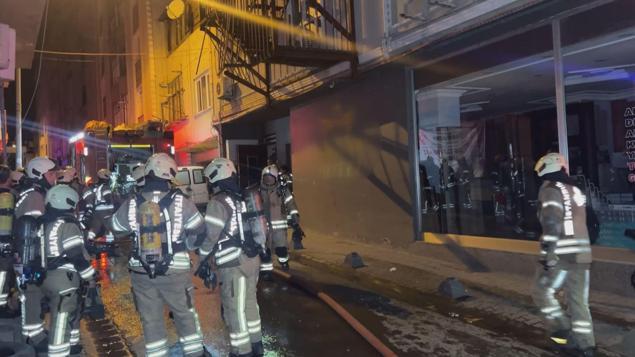 Küçükçekmecede 5 katlı otelin teras katında yangın; 2 kişi dumandan etkilendi