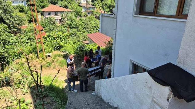 Sağlık memuru evinde ölü bulundu