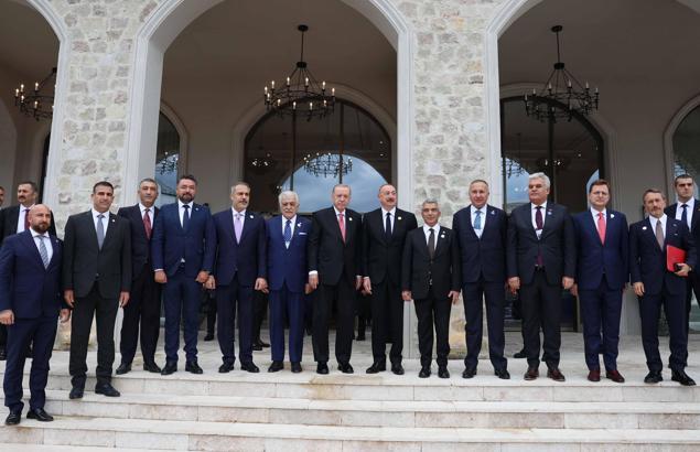 Cumhurbaşkanı Erdoğan, Azerbaycan Cumhurbaşkanı Aliyev ve Pakistan Başbakanı Şerif ile hatıra fotoğrafı çektirdi