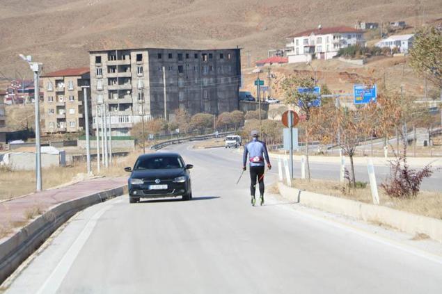 Yüksekovalı sporcu, kara yolunda dünya şampiyonasına hazırlanıyor