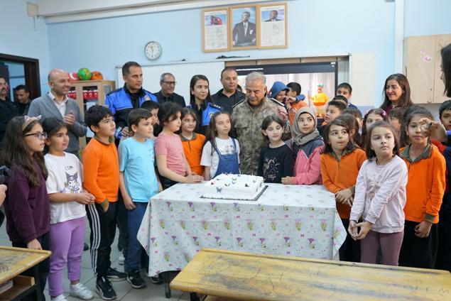 Emniyet Müdürü Turgaydan ilkokul öğrencisi Betüle doğum günü sürprizi