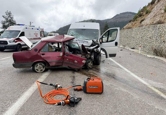 Minibüsle çarpışan otomobilin sürücüsü ve eşi öldü