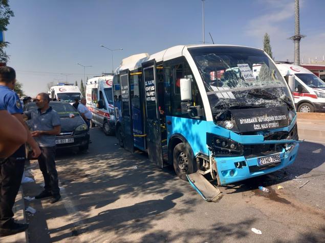 Minibüs, duraktaki otobüse çarptı: 23 yaralı