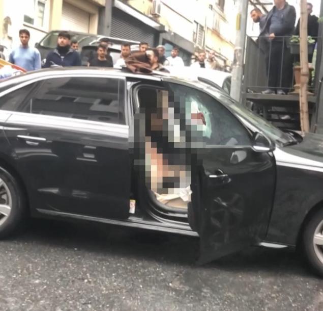 Kağıthane’de otomobile silahlı saldırı kamerada: Saldırganların 30 suç kaydı çıktı