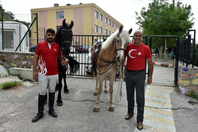 İzmirde atları ile oy vermeye geldiler