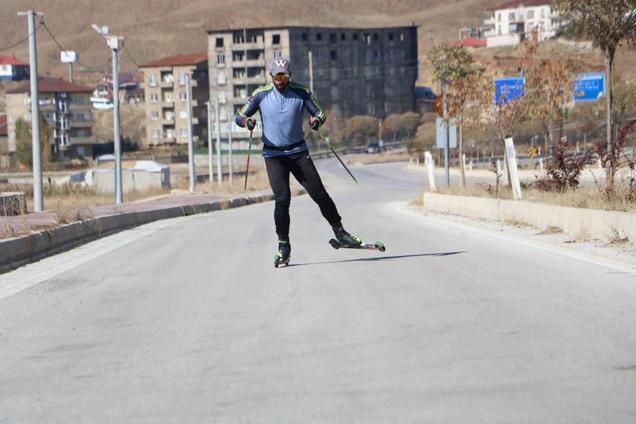 Yüksekovalı sporcu, kara yolunda dünya şampiyonasına hazırlanıyor