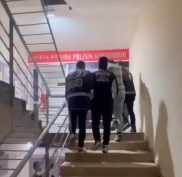 Otomobilin camını kırıp teyp ve ses sistemi çalan 2 şüpheli yakalandı