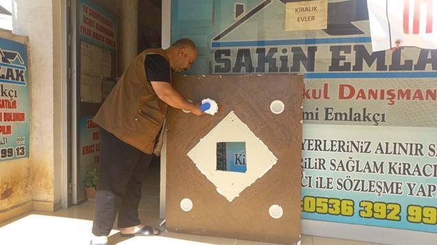 Avizenin monte edildiği kartonpiyerin altında kalmaktan saniyelerle kurtuldu