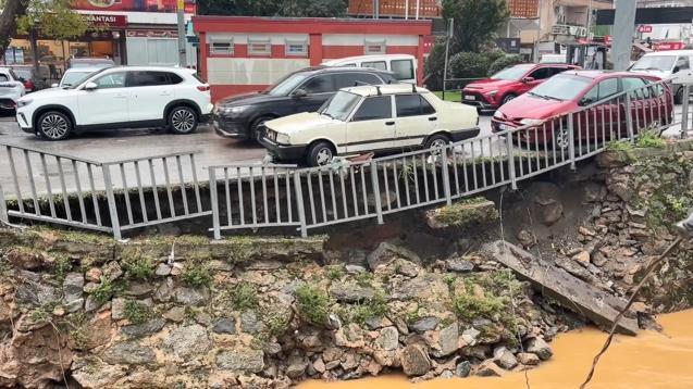 İstanbulda sağanak; yollar göle döndü