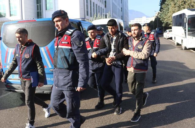 8 yıl önce babasını yaralayıp, annesini darbettiği için öldürmüş