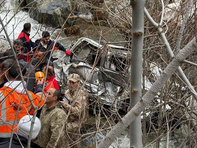Bitliste hafif ticari araç, dereye uçtu: 3 ölü, 5 yaralı