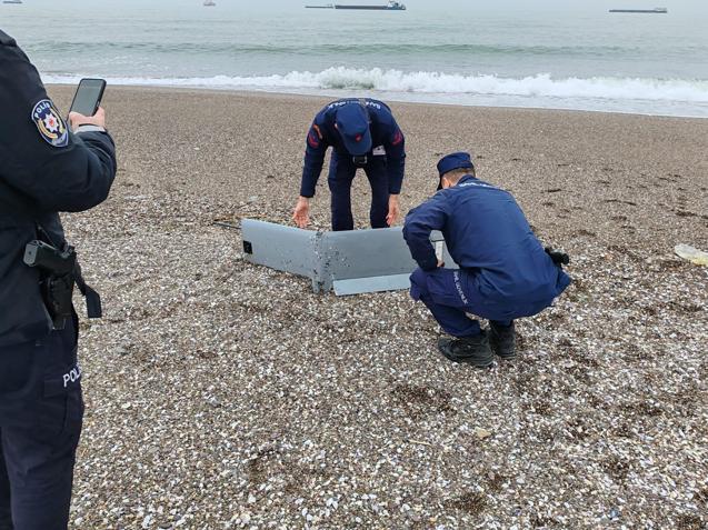 Sakaryada deniz kıyısında insansız hava aracı parçaları bulundu
