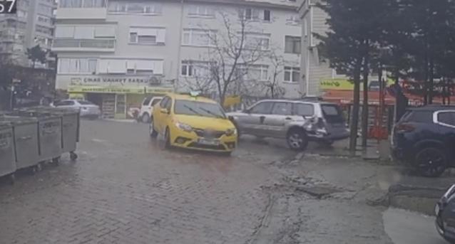 Beşiktaş’ta fren yerine gaza bastı; önce araçlara ardından binaya çarptı