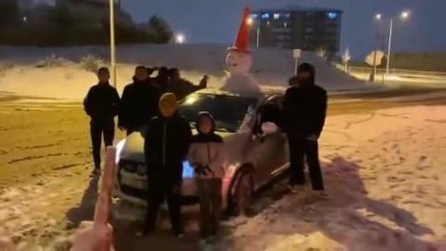 Otomobilinin tavanına yaptığı kardan adam ile şehir turu attı