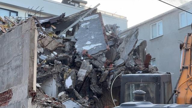Avcılarda yıkım sırasında kopan beton blok yan binadaki dairenin cam kapısını kırdı