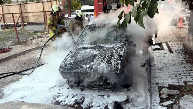 Avcılarda park halindeki otomobil alev alev yandı