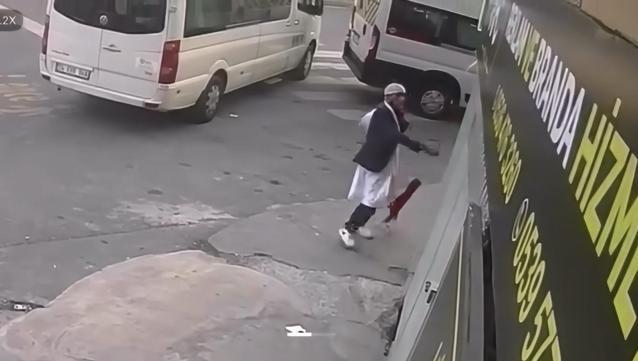 Kağıthane’de Türk bayrağını sökerek yere atan şüpheli yakalandı: Arada sırada kendimi kaybediyorum