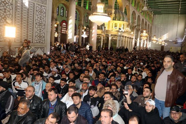 Esad sonrası Şam’ın simgesi Emevi Camisinde ilk cuma namazına yoğun ilgi