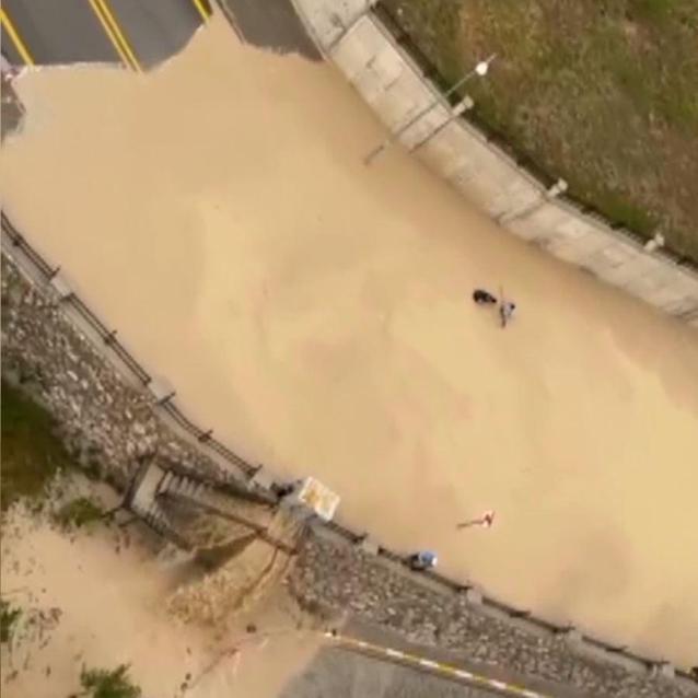 Ankarada sağanak; cadde ve sokaklar suyla doldu, ev ve iş yerlerini su bastı