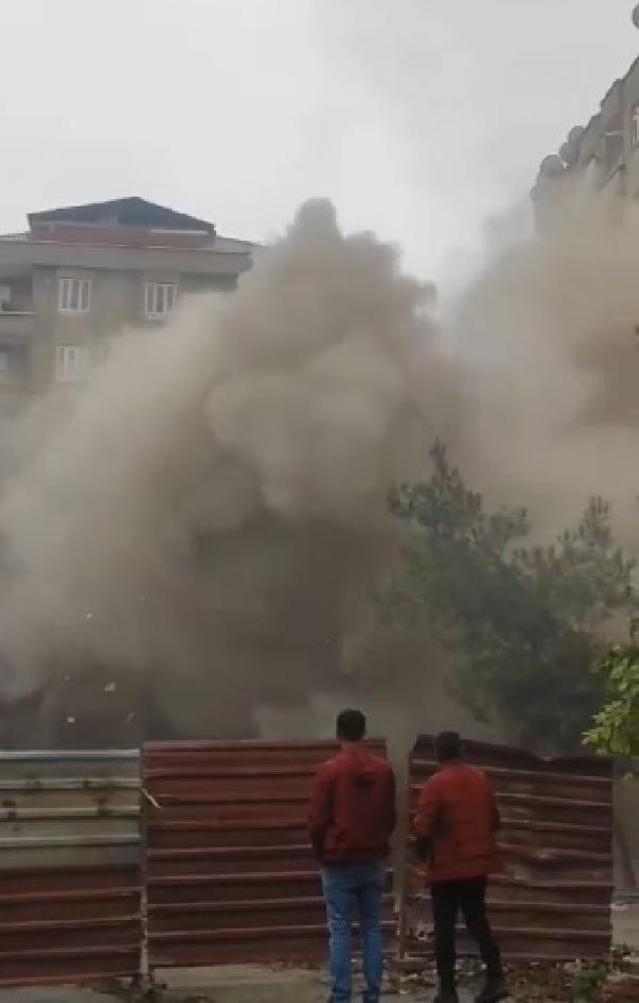 Diyarbakır’da ağır hasarlı bina, kontrollü yıkım sırasında çöktü