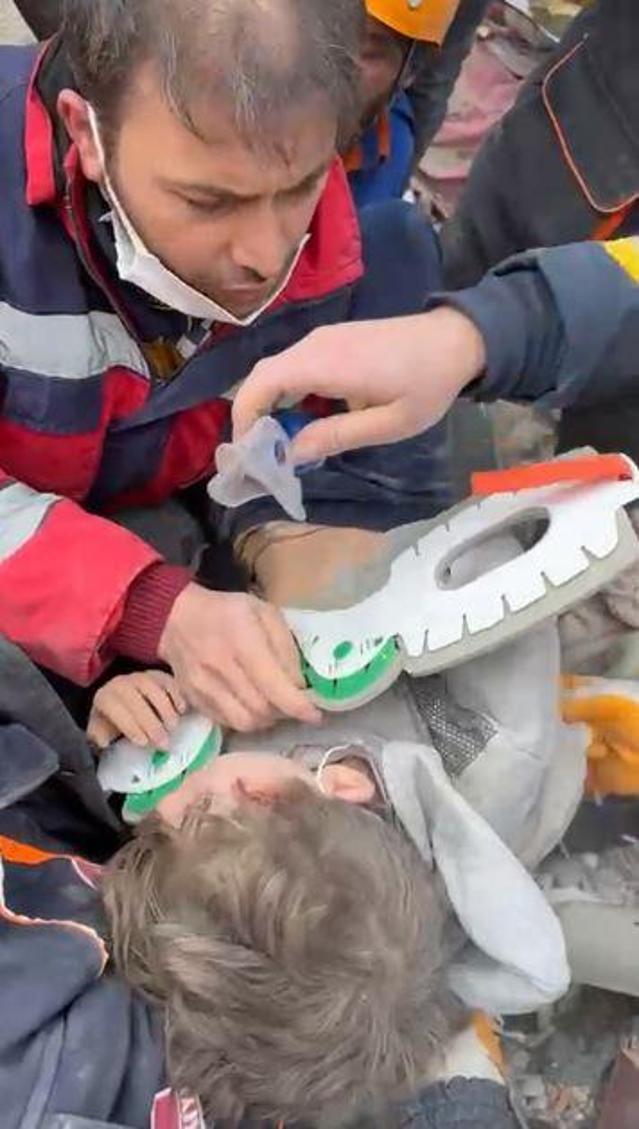6 yaşındaki Beşir, 81’inci saatte enkazdan sağ çıkarıldı
