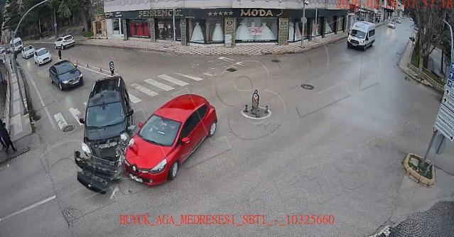 Hafif ticari araçla çarpışan otomobil, nehre uçtu; anne ile kızı yaralı