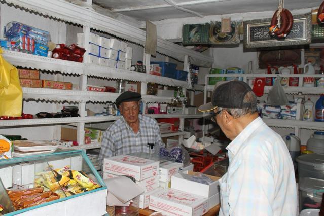 90 yaşındaki Garip Dede, yarım asırdır bakkal işletiyor