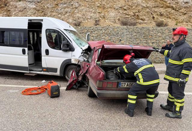Minibüsle çarpışan otomobilin sürücüsü ve eşi öldü