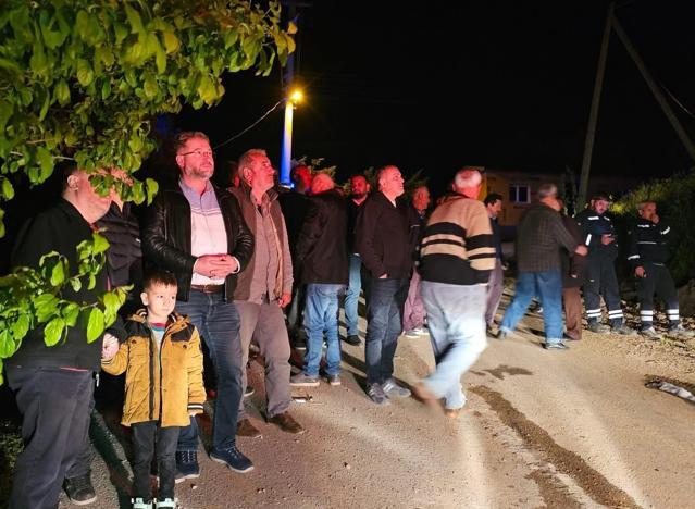 Evde çıkan yangında yatalak kadını komşuları kurtardı