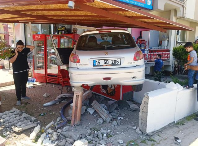 Kaldırıma çarpan otomobil, marketin önündeki dondurma dolabının üzerine çıktı