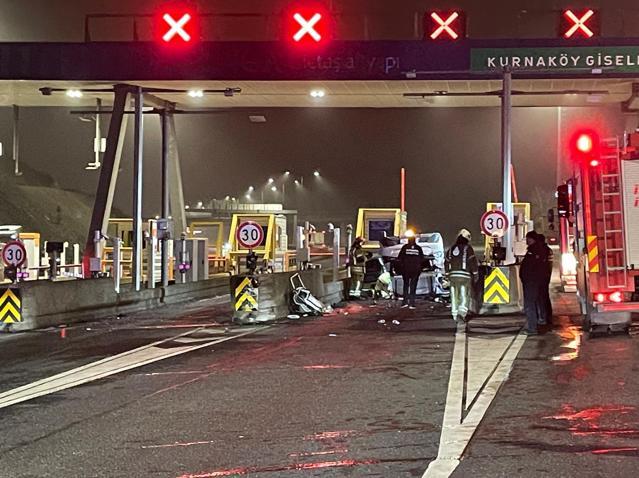 Pendikte otomobilin gişelere çarparak takla attığı kaza kamerada