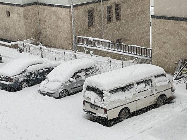 Kar yağışı tüm yurdu etkiledi; yollar kapandı, okullar tatil edildi