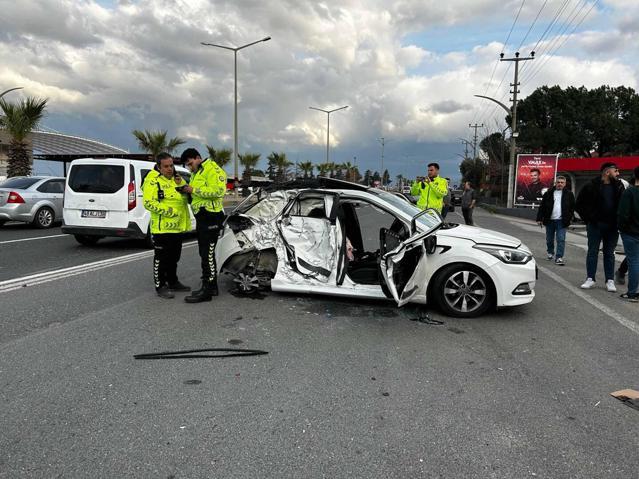 Yolcu otobüsü, otomobile çarptı; 1'i çocuk 3 yaralı - Gündem Haberleri