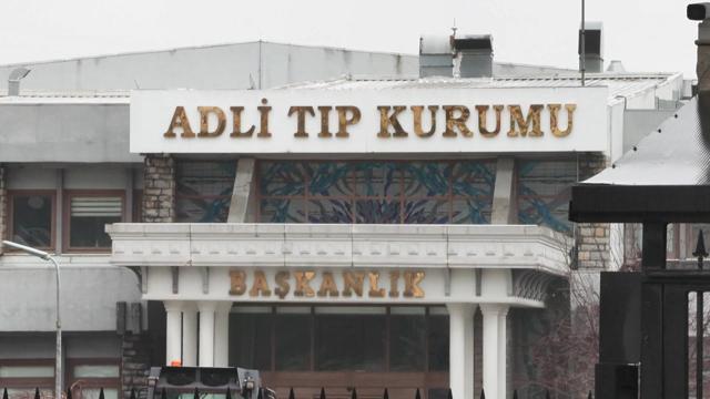 Çatalcada durakta gördüğü eşini başından silahla vurarak öldürdü