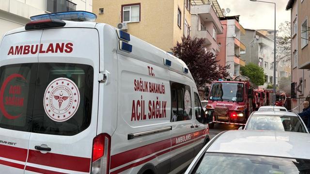 Kağıthanede metruk binada çıkan yangın bitişiğindeki binaya sıçradı