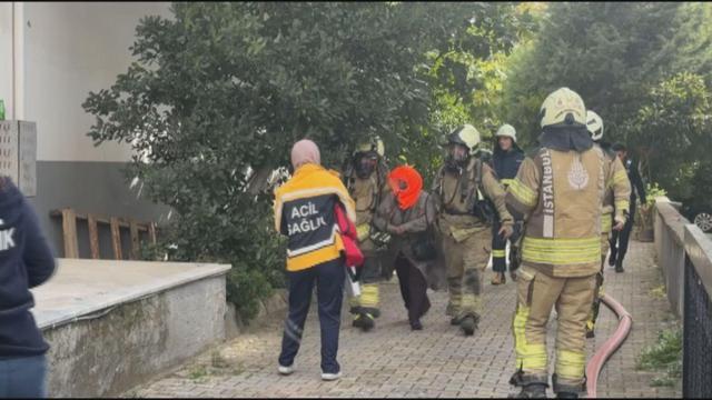 Kadıköyde 8 katlı binada yangın; mahsur kalanlar var