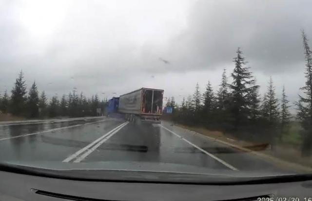 TIR’ın otomobile çarpıp sürüklediği kaza kamerada: 1 ölü, 2 yaralı